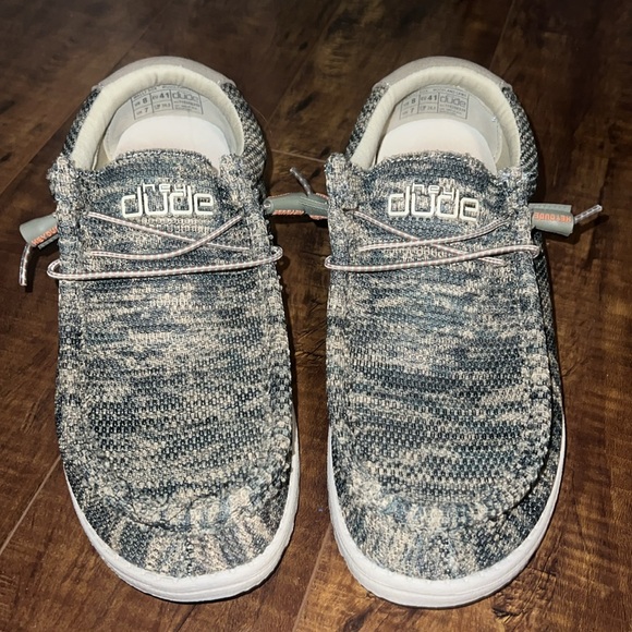 Selling brand new hey dude shoes, worn once (too big for me) men’s size 8 - Picture 5 of 6